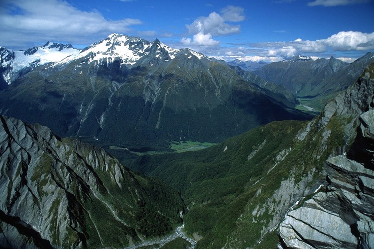 Mountains and valley in Mount Aspiring National Park