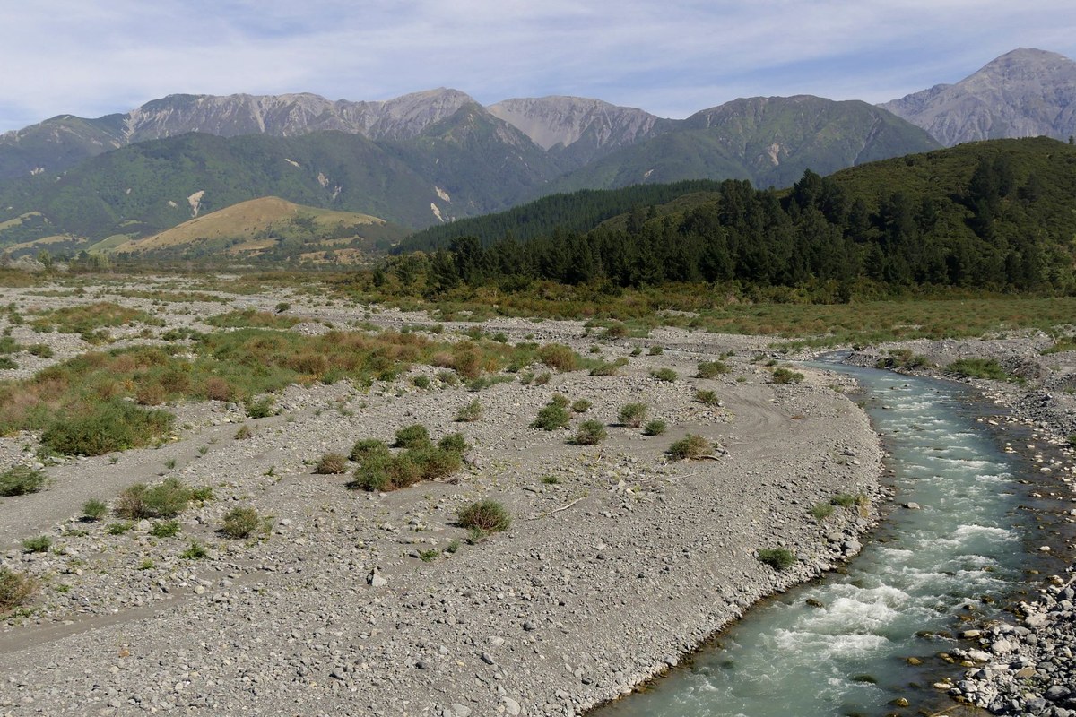 River flats and mountains near Hapuku, Kaikōura