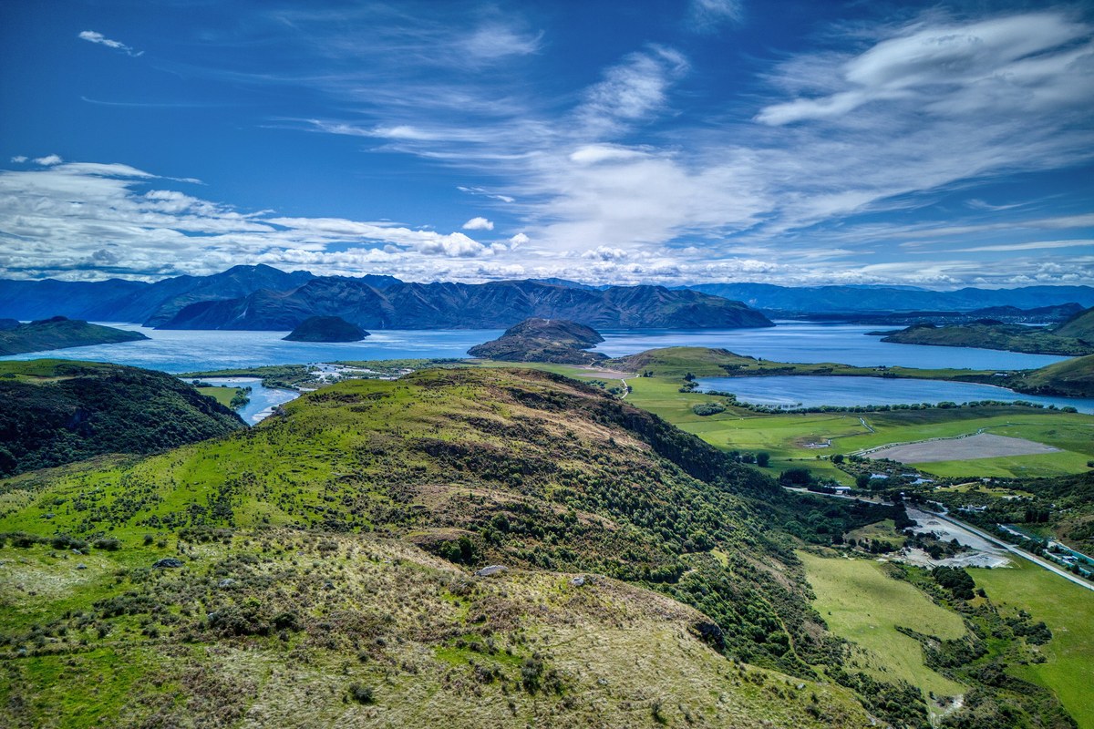 Lake Wānaka and the surrounding mountains